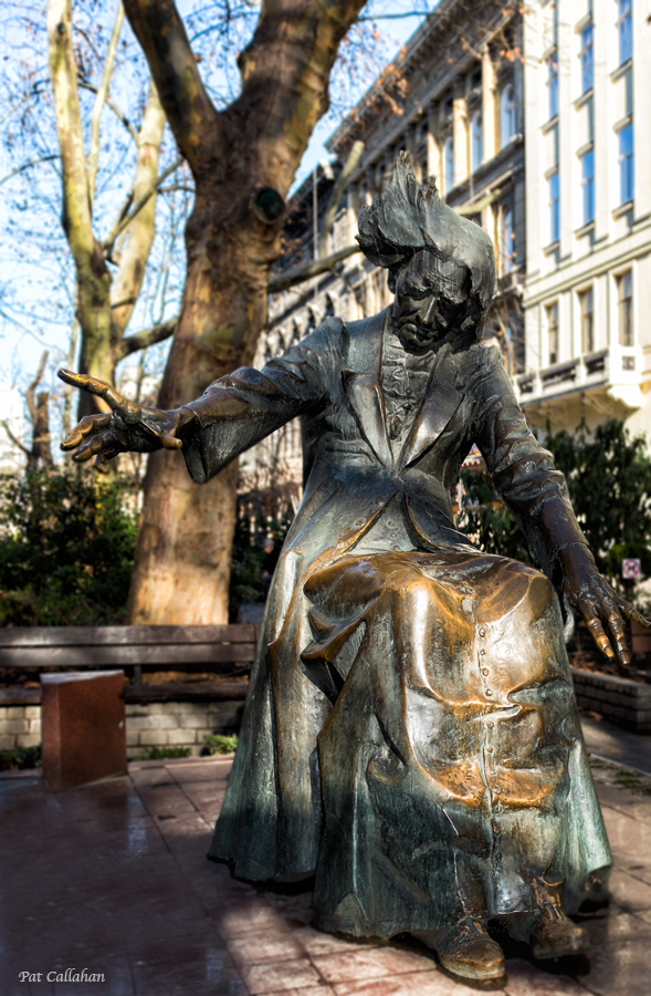 Franz Liszt Statue in Franz Liszt Ter Budapest, HungaryzSf