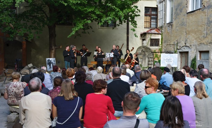 A night of music in the Albrecht House courtyard